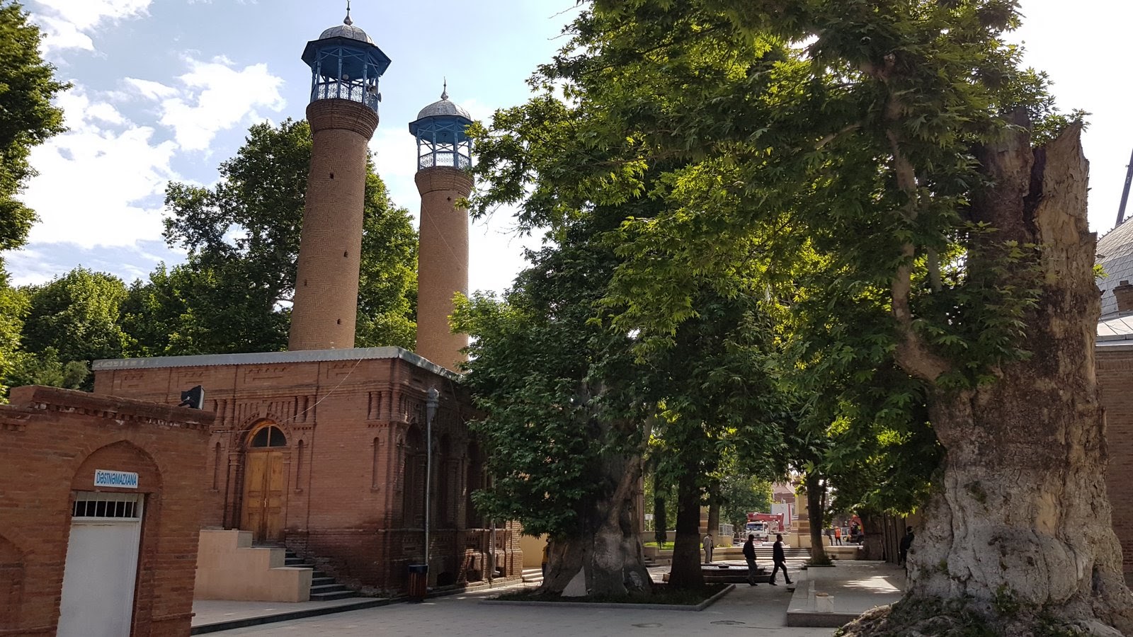 Zwei Minarette der historischen Moschee in Ganja umgeben von alten Platanen — islamisches Erbe Aserbaidschans