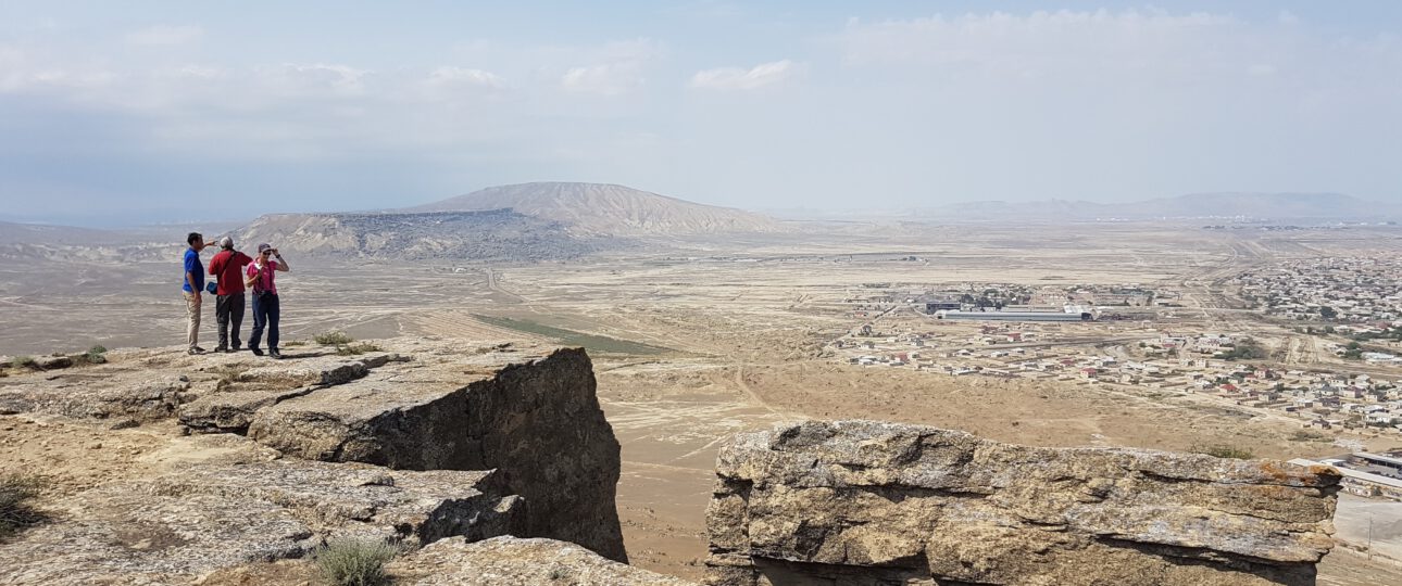 Gäste von Kaukasus-Reisen schauen in die Weite von Gobustan in Aserbaidschan