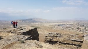 Gäste von Kaukasus-Reisen schauen in die Weite von Gobustan in Aserbaidschan