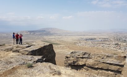 Gäste von Kaukasus-Reisen schauen in die Weite von Gobustan in Aserbaidschan