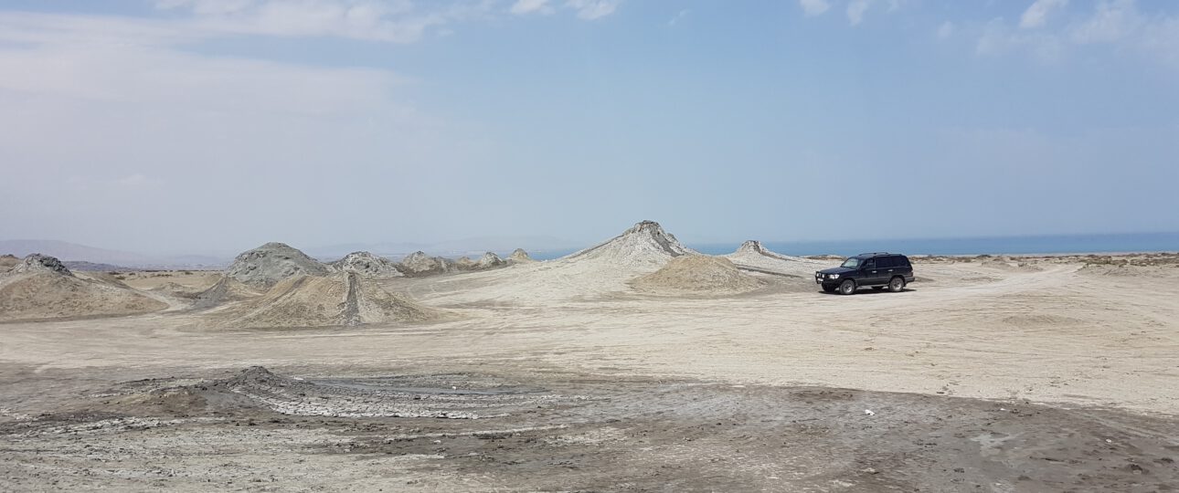 Schlammvulkane bei Gobustan, Aserbaidschan mit SUV