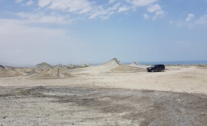 Schlammvulkane bei Gobustan, Aserbaidschan mit SUV